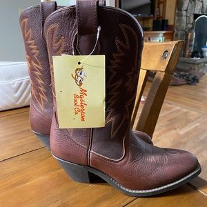 Women’s size 9 cowboy boots. Never worn.